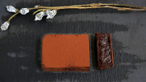 湿润热食巧克力蛋糕:出炉即食与提前制作的矛盾如何解决?